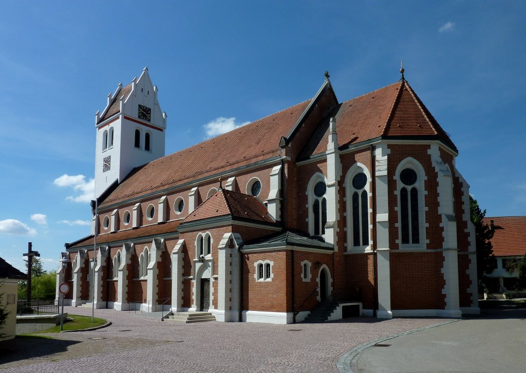 Oggelshausen, die sehenswerte Pfarrkirche St.Laurentius, erbaut 1901-02, der Turm von 1775 stammt noch von der Vorgngerkirche, Aug.2012