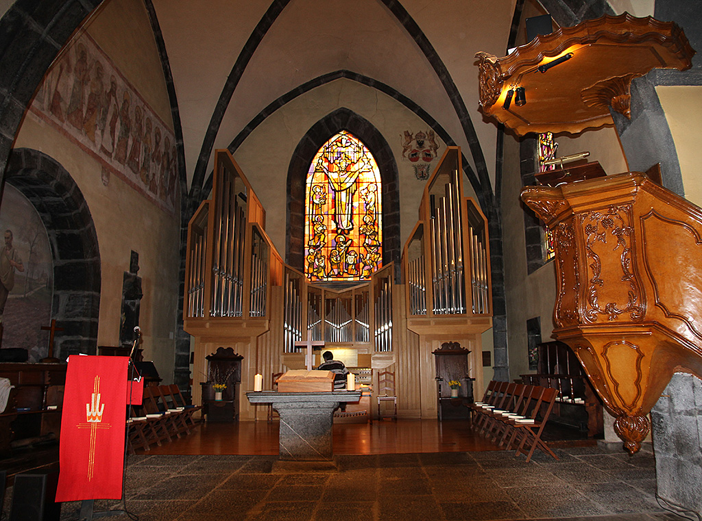 Ollon VD, reformierte Kirche St-Victor. Hochgotischer Chor mit Kreuzrippengewlbe ber Eckdiensten. Moderne Orgel vor ebensolchem Farbfenster. Links ein Fries aus dem 15. Jh. mit der Darstellung der Apostel. Kanzel von 1770, barock. 28. Mrz 2010, 10:12