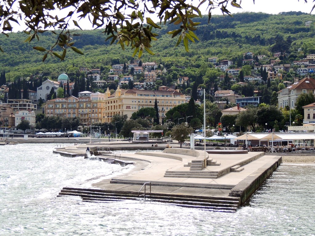 OPATIJA, Blick vom Strand auf das Hotel-Palace-Bellevue; 130526