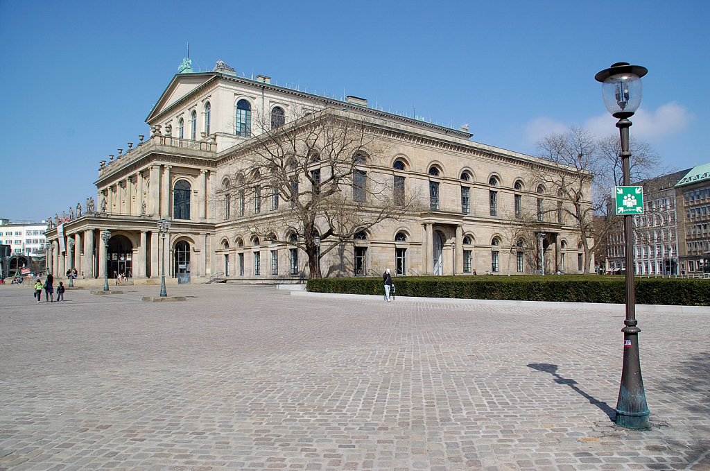 Opernhaus in Hannover, am 9. April des Jahres 2011 im schnsten Sonnenschein abgelichtet.