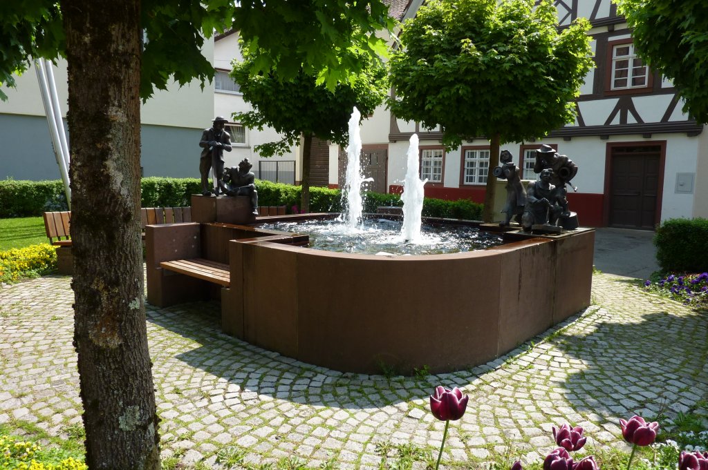 Oppenau in der Ortenau, der Handwerkerbrunnen von 1991, Mai 2011