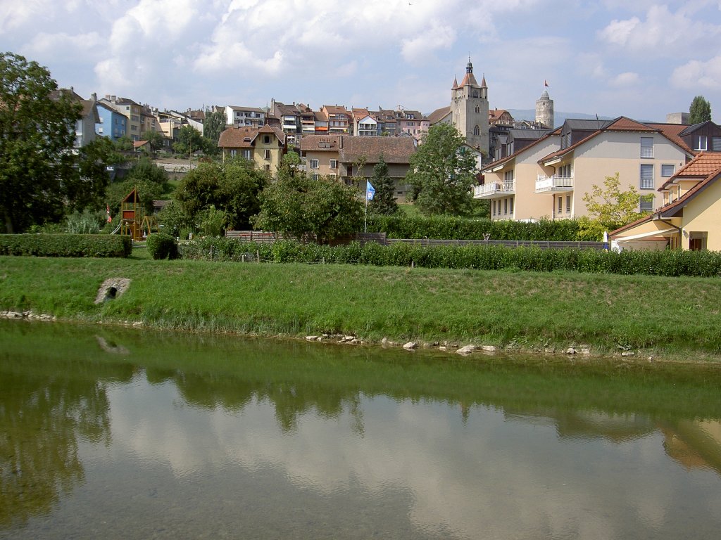 Orbe, Ausblick auf die obere Altstadt Vieux-Bourg mit Ref. Kirche und rundem Bergfried der Burg (09.09.2012)