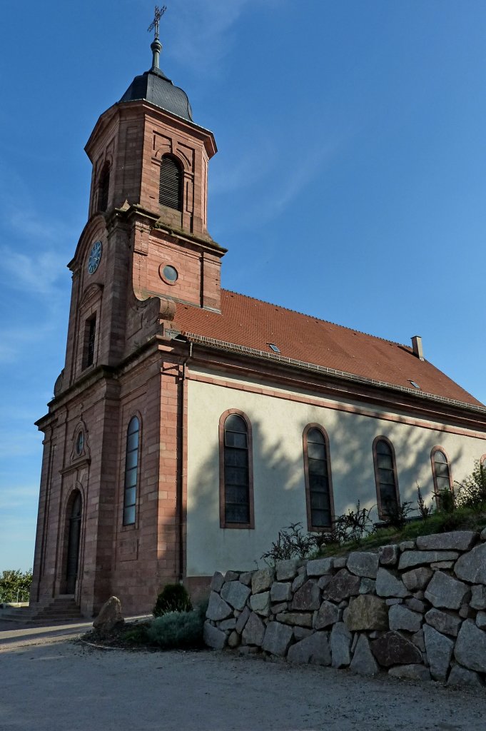 Orschweiler, hoch ber dem Ort an der Elser Weinstrae steht die Kirche St.Moritz, Sept.2011 