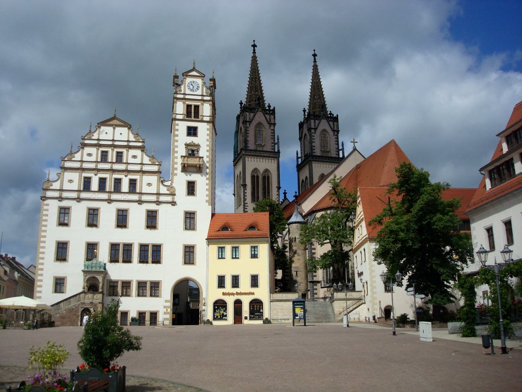 Oschatz, 16.000 Einwohnerstadt in Sachsen,
Marktplatz mit 1846-49 erbauten St.Aegidienkirche und 2x 75m hohen Trmen,
das Rathaus mit schnem Renaissancegiebel wurde von Gottfried Semper 1842 nach einem Stadtbrand wieder aufgebaut,
Juni 2010