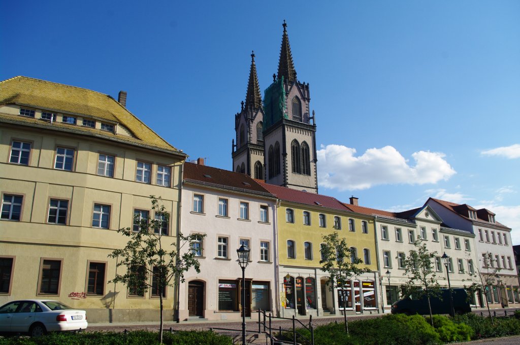 Oschatz, Altmarkt mit Trmen der St. gidien Kirche (23.07.2011)