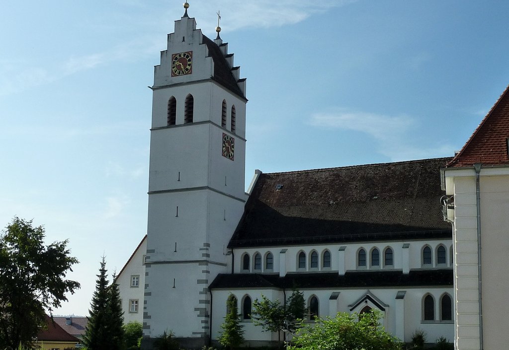 Ostrach in Oberschwaben, die Kirche St.Pankratius, der Turm mit Staffelgiebeln stammt von 1569, Aug.2012