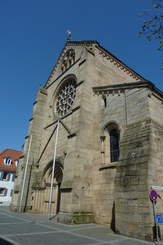 Otterberg, die 26m hohe turmlose Fassade der Abteikirche, April 2011