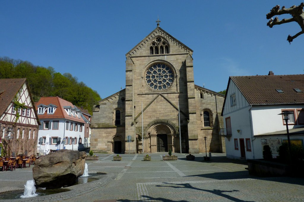 Otterberg bei Kaiserslautern, die groartige Abteikirche der Zisterzienser, zweitgrte Kirche der Pfalz, der 1168-1254 erschaffene sptromanisch-frhgotische Bau zhlt zu den besterhaltenen Sakralbauten des Ordens, April 2011