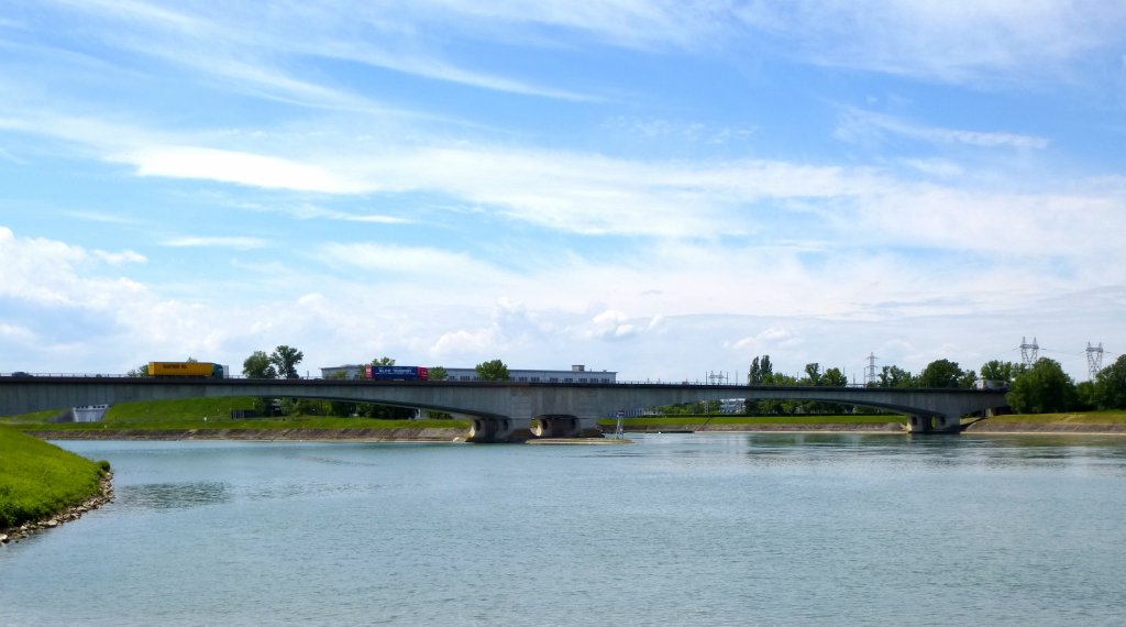 Ottmarsheim, die Autobahnbrcke der A36 an der Rhein-Staustufe, Mai 2013