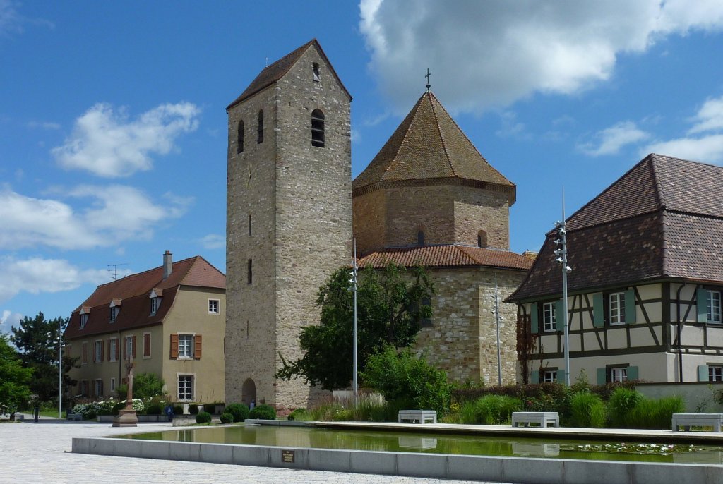 Ottmarsheim, Blick vom neugestalteten Vorplatz zur Abteikirche, Juni 2012