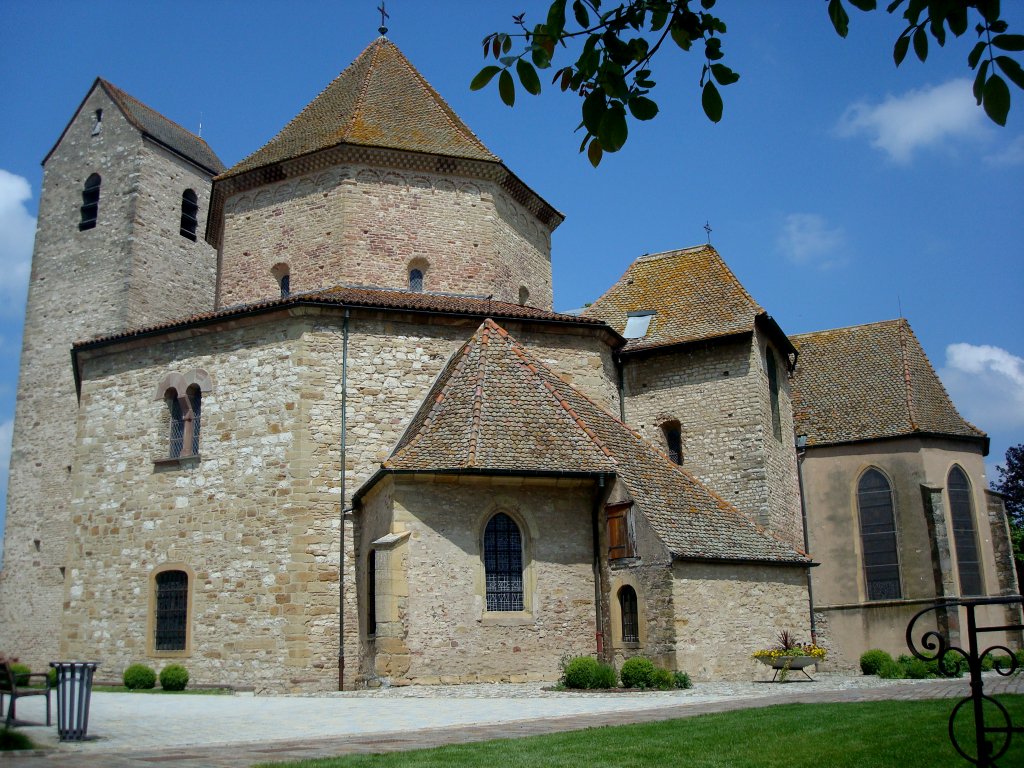 Ottmarsheim im Elsa,
die im Jahre 1020-30 errichtete Abteikirche gehrt zu den bedeutensden
Baudenkmalen der Romanik, die Form des Oktogons ist dem Aachener Dom 
nachempfunden,
Juni 2010