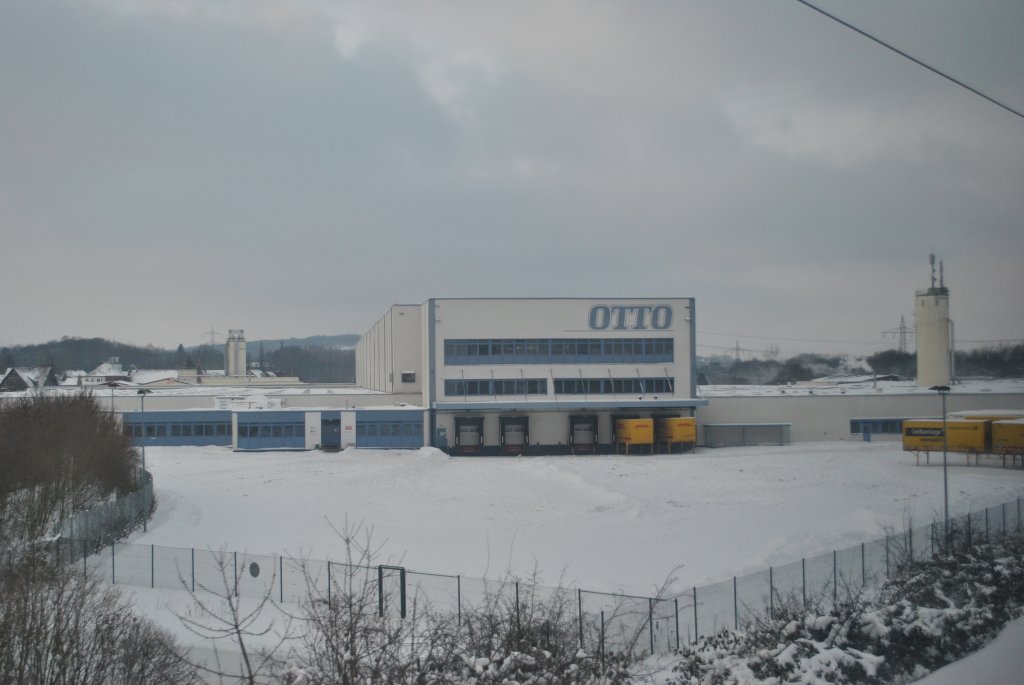 Ottoversandhaus irgendwo zwischen Minden und Osnabrck, fotografiert von Zug aus am 25.12.2010.