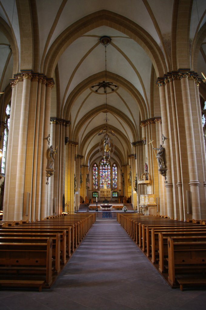 Paderborn, Dom St. Maria, St. Liborius und St. Kilian am Domplatz, erbaut im 
13. Jahrhundert, dreischiffige Hallenkirche mit zwei Querhuser (10.05.2010)