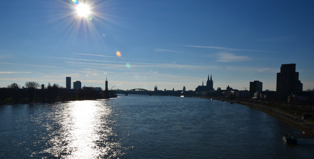Panorama von Köln im Gegenlicht, aufgenommen von der Zoobrücke. (13.01.13)