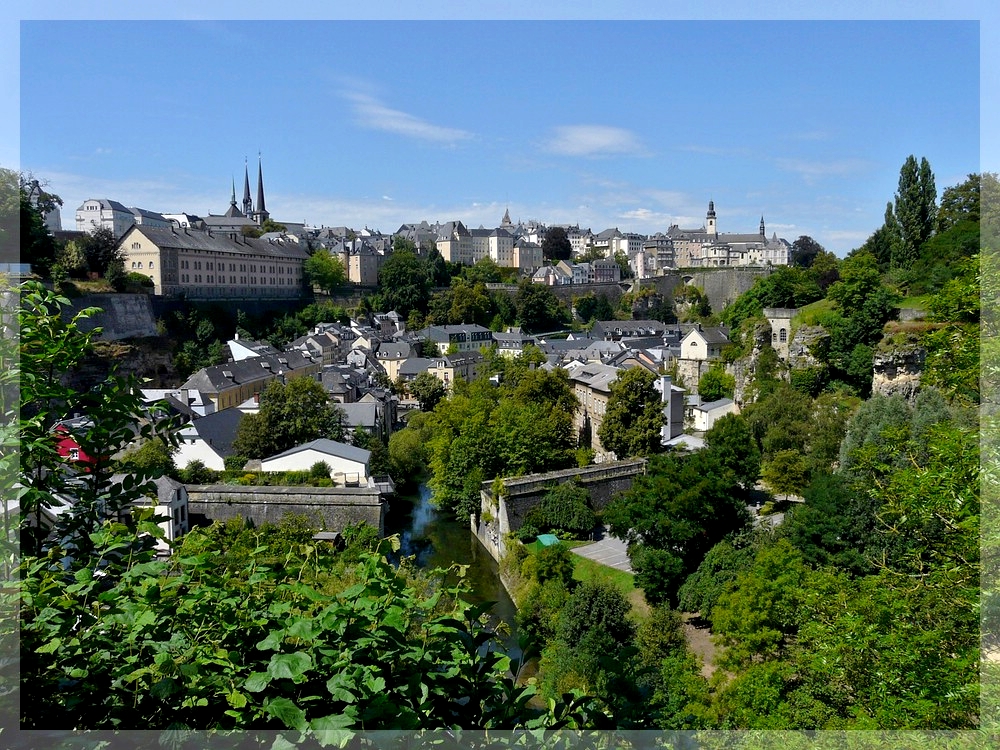 Panorama der Stadt Luxemburg vom  Plateau du Rham  aus gesehen an 01.08.2009. (Jeanny)