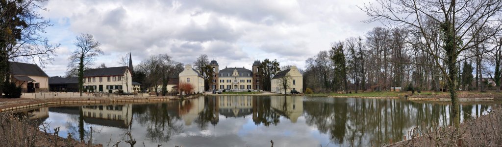 Panoramaaufnahme (aus 3 Einzelbildern) der Burg Flamersheim (Euskirchen). Seit Ende Mrz mit Gastronomiebetrieben. 13.03.2011