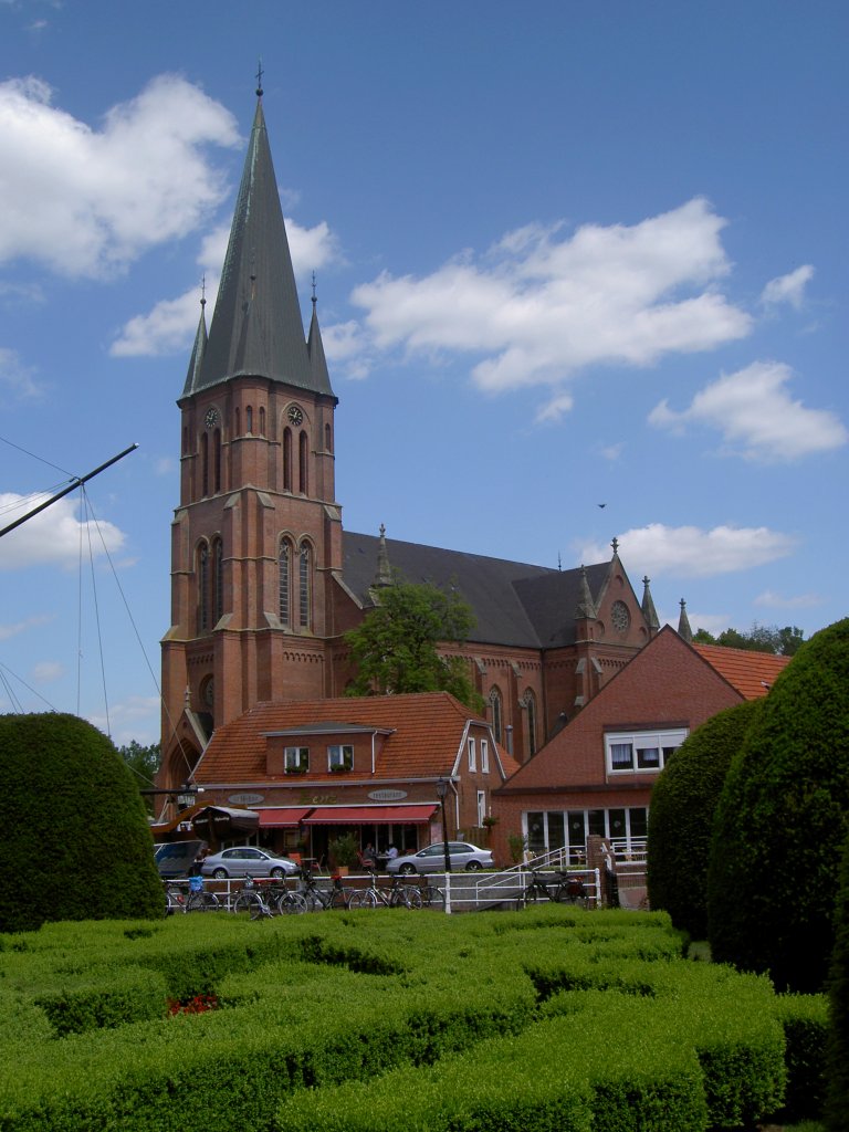 Papenburg, neugotische St. Antonius Kirche, erbaut von 1873 bis 1877 
Landkreis Emsland (25.05.2011)