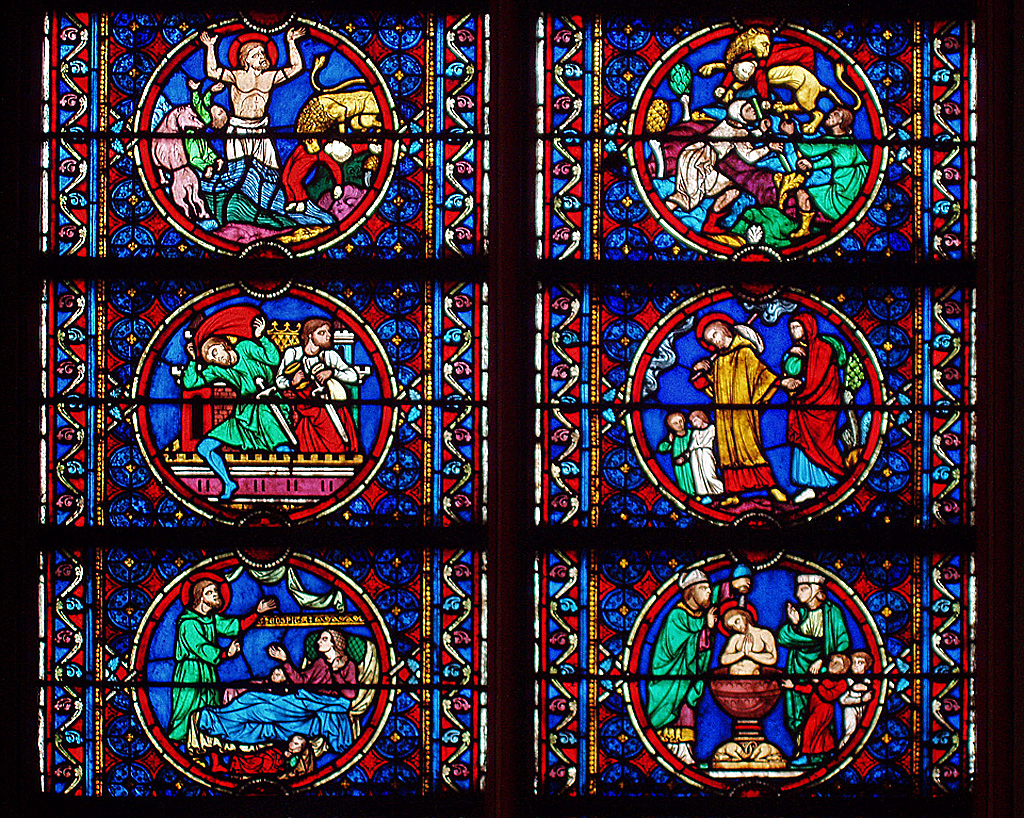 Paris, Kathedrale Notre Dame. Farbige Verglasung mit Medaillons im südlichen Chorumgang. Aufnahme vom 25. Dez. 2003, 12:27