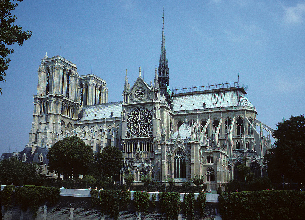 Paris, Kathedrale Notre Dame. Gesamtansicht von Sden mit Doppeltrmen, Langhaus, sdlichem Querschiff und Rose, Chor mit Kapellenkranz, Strebewerk. Frh- bis hochgotisch. Aufnahme von Aug. 1982, HQ-Scan ab Dia.