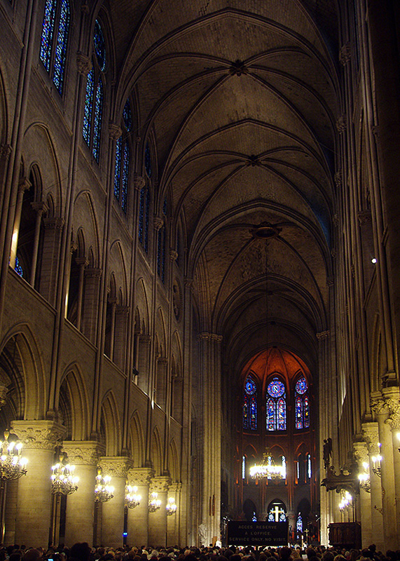 Paris, Kathedrale Notre Dame, Mittelschiff Richtung Osten. Ab 1163, frhgotisch. 6-teiliges Gewlbe, 33 m hoch, 3-zoniger Wandaufbau nach Umbau/Weiterbau. Letzte und zugleich grsste Emporenbasilika in Frankreich, 25. Dez. 2003, 11:56