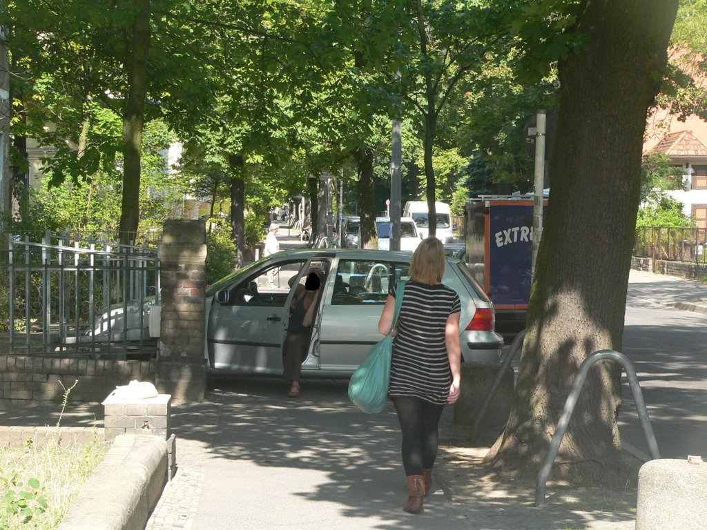 Parken auf dem Gehweg. Im Normalfall eine Lappalie - manchmal aber auch etwas bertrieben. Hier wurde, um zu telefonieren, der Brgersteig in der gesamten Breite in Anspruch genommen. Einige der so behinderten Fugnger beschwerten sich und erlebten verbal ihr blaues Wunder. Was viele gar nicht wissen: Auf Fahrbahnen darf man, sofern nicht anders ausgeschildert, rechts halten und parken. Auf Brgersteigen darf man nur  halten oder parken, wenn dies gesondert gekennzeichnet ist. Das Schutzbedrfnis besonderer Personengruppen - z.B. von Kindern, krperlich Beeintrchtigten oder Alten wird im Straenverkehr oft vergessen. Ich sag bedanke mich an dieser Stelle auch gerne - mit dem Kinderwagen auf die Fahrbahn und von dieser zurck auf den Gehweg, das muss in Anbetracht der vielen freien Parkpltze im Umkreis von 50 Metern sicher nicht sein. Glcklicherweise ist, trotz hoher Falschparkerquote, eine dermaene Belstigung dann doch eher die Seltenheit. Fr mich gehrt Straenverkehr zum Stadtleben dazu und vielleicht sind ja auch die kleinen rgernisse des Alltags nicht uninteressant fr die Stdte-Fotos. 31.7.2010, Berlin Karlshorst