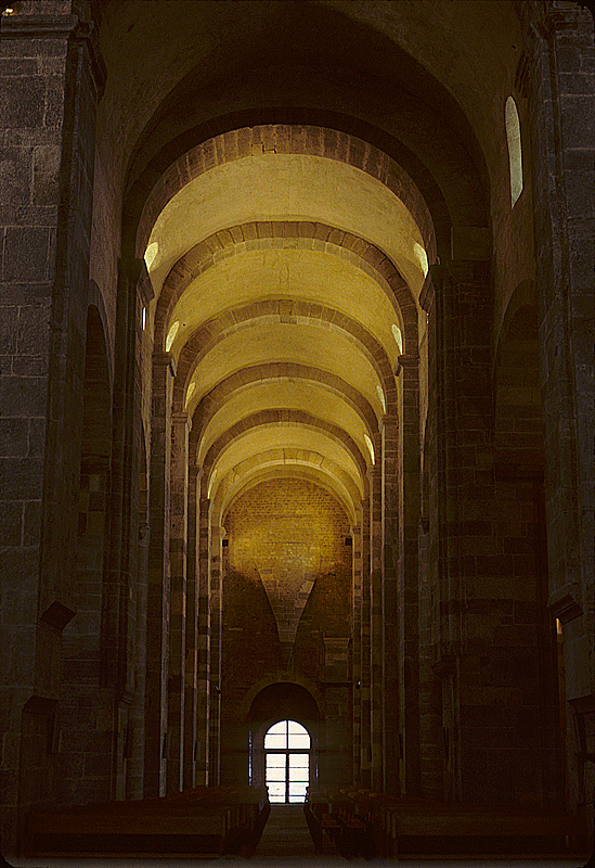 Payerne, ehemalige Abteikirche Notre Dame. Baudenkmal europischen Ranges. 3-schiffige romanische Kirche aus dem 11. Jh. mit cluniazensischem Vorbau. Plannderung im Bild deutlich sichtbar an verschobener Achse. Aufnahme vom Chor aus Richtung Mittelschiff nach Westen. Mai 1983, HQ-Scan ab Dia.