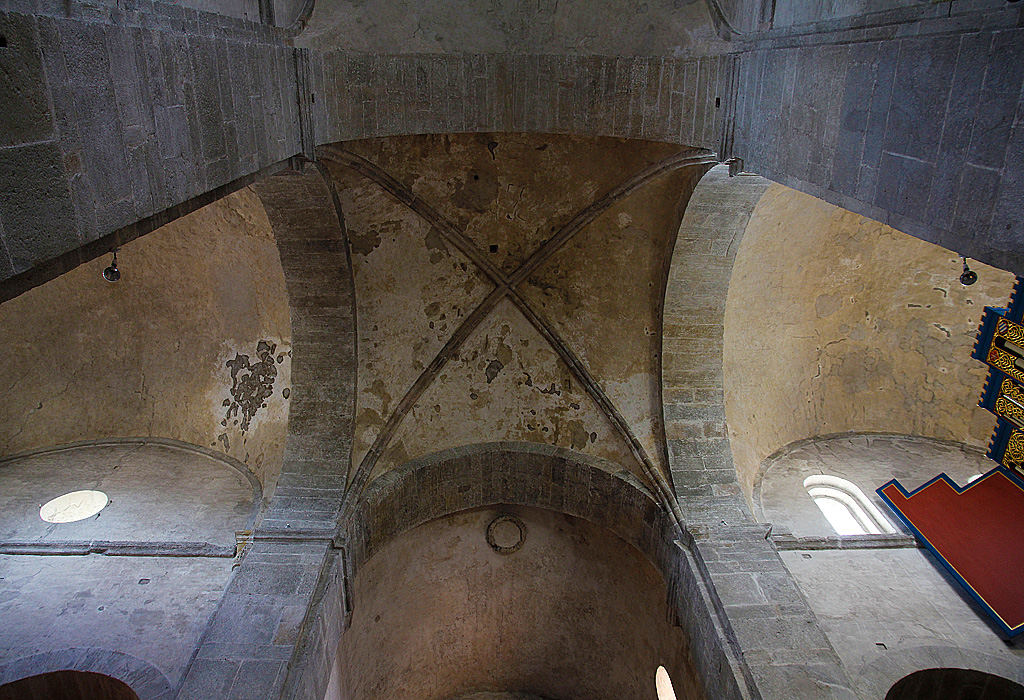 Payerne, ehemalige Abteikirche Notre Dame. Baudenkmal europischen Ranges. 3-schiffige romanische Kirche hauptschlich aus dem 11. Jh. Aufnahme der zu Beginn des 13. Jh. gebauten Vierung. Sie weist frhgotische Kreuzrippen auf und ist 16.80 m hoch. Wasserschden signalisieren Renovationsbedarf. 22. Aug. 2010, 17:37