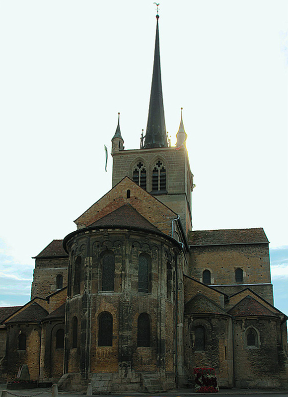 Payerne, ehemalige Abteikirche Notre Dame. Neben Romainmtier die bedeutendste romanische Klosterkirche der Schweiz. Blick von Osten auf den Chor mit cluniazensischem Vorbau: 5 Apsiden. Dahinter u.a. Vierungsturm mit Holzkrone und Nadel, sptgotisch. Gesamthhe 63.40 m. Aufnahme leider bei Gegenlicht, 22. Aug. 2010, 16:39