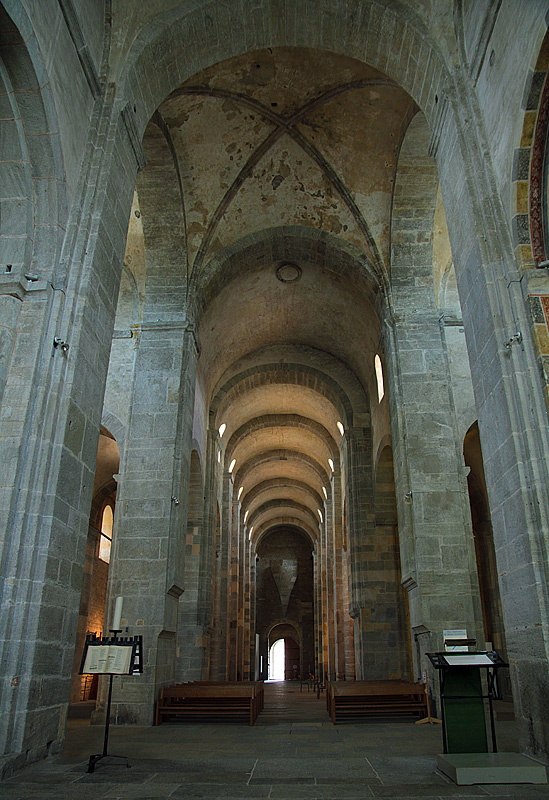 Payerne, ehemalige Abteikirche Notre Dame. 3-schiffige romanische Kirche hauptschlich aus dem 11. Jh. Plannderung im Bild deutlich sichtbar an verschobener Achse. Aufnahme vom Chor aus Richtung Vierung und Mittelschiff nach Westen. Aufnahme vom 22. Aug. 2010, 17:01