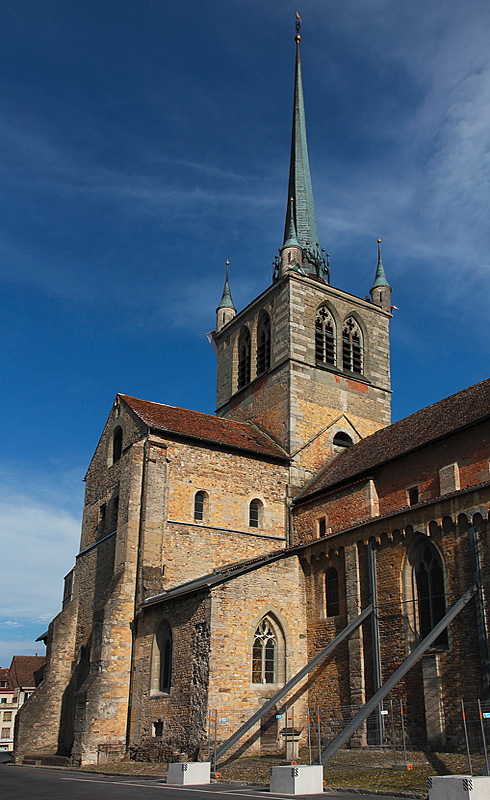 Payerne, ehemalige Abteikirche Notre Dame. Nrdliches Querschiff, Vierungsturm mit Nadel sowie runden Ecktrmchen, Teil des nrdlichen Langhauses. Aufnahme von Nordwesten, 22. Aug. 2010, 17:49