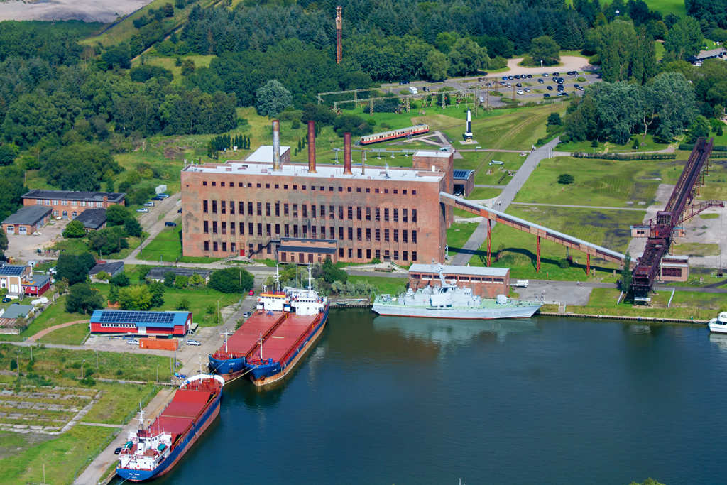 Peenemnder Haupthafen und das Historisch-Technisches Museum im Kraftwerk der ehemaligen Heeresversuchsanstalt Peenemnde aus der Luft gesehen. 15.08.2012
