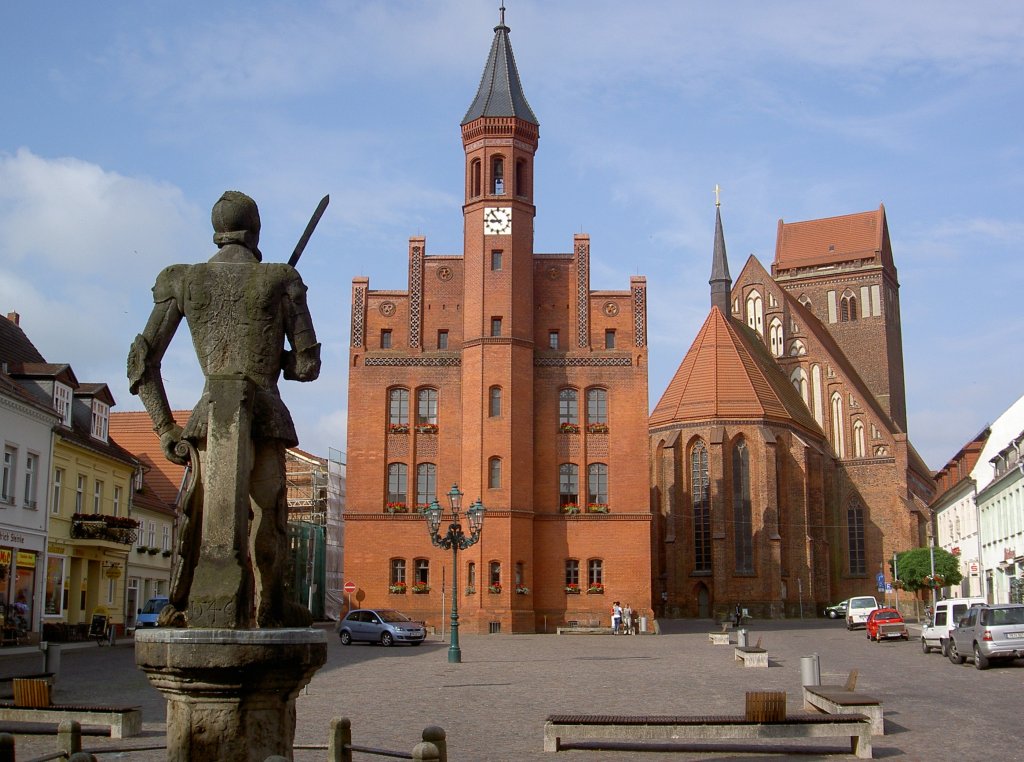 Perleberg, Marktplatz mit Roland Statue, Rathaus und St. Jacobi Kirche (10.07.2012)