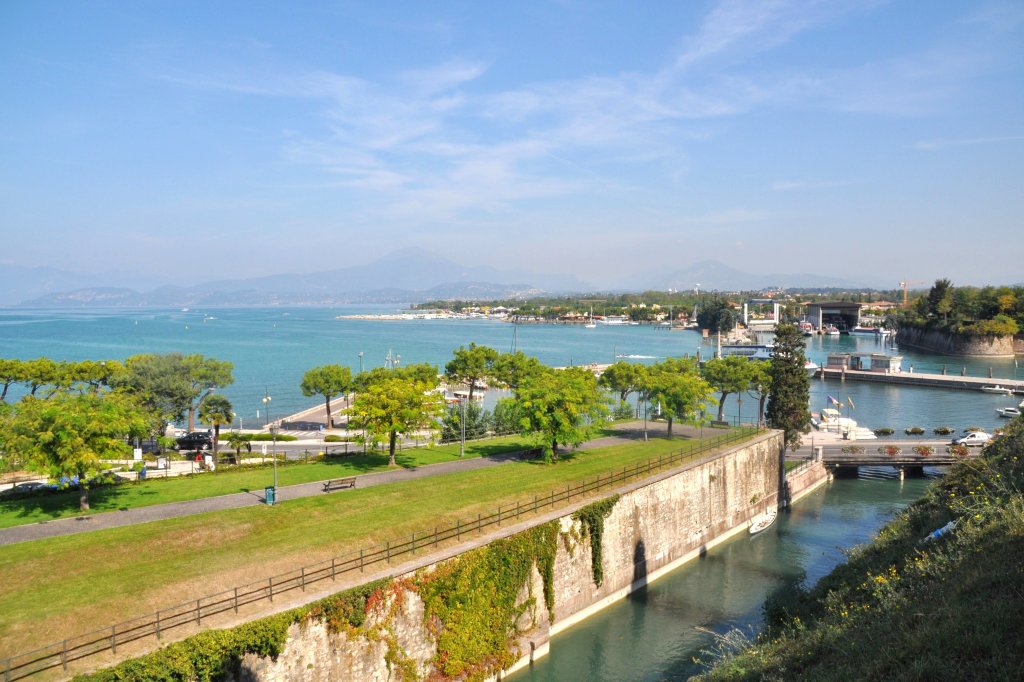 PESCHIERA del Garda (Provincia di Verona), 27.09.2011, Blick von der Stadtmauer auf Hafen und See