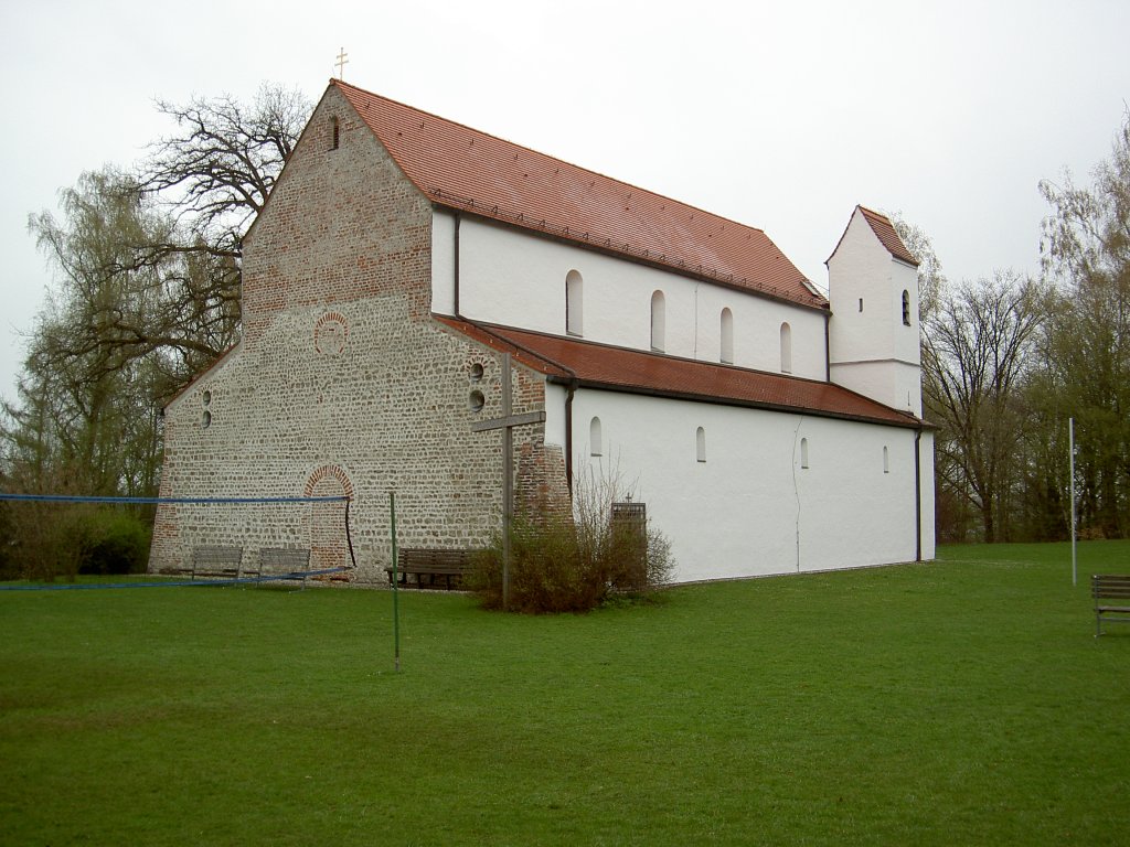 Petersberg, ehem. Benediktinerklosterkirche, erbaut 1104 bis 1107 aus verputztem 
Bruchstein, Kreis Dachau (15.04.2012)
