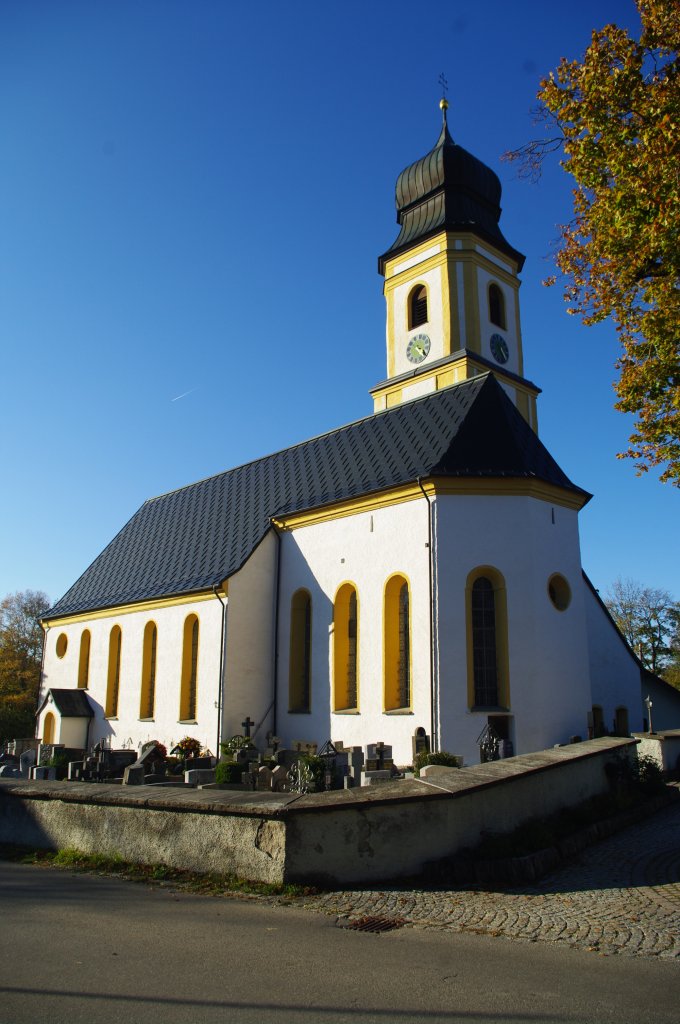 Petersthal, St. Peter und Paul Kirche, erbaut 1755 mit stattlichem Zwiebelturm, 
Baumeister Franz Karl Fischer, Kreis Oberallgu (23.10.2011)