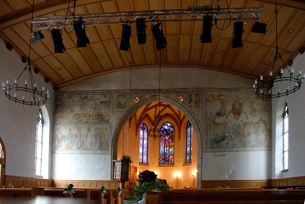 Pfffikon ZH, reformierte Kirche. 811 erwhnt. Sptgotische Saalkirche 1484-88. Strebepfeiler zwischen Masswerkfenster des eingezogenen Polygonalchors, dieser mit Netzrippengewlbe. Am Chorbogen sptgotische Fresken, Hans Hagenbach zugeschrieben. Aufnahme vom 16. Mai 2010, 14:53
