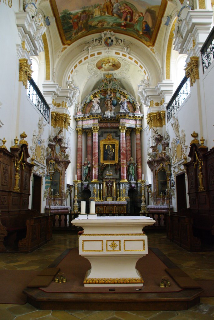Pfarrkirche Mari Geburt Schieen, Ansicht des Chorschlusses mit 
Hochaltar, Landkreis Neu-Ulm (07.04.2011)
