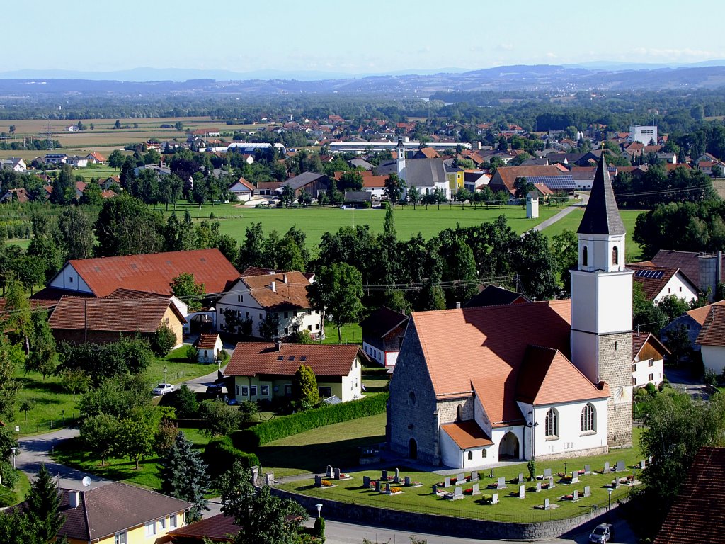 Pfarrkirche von Mnsteuer ist eine der ltesten Pfarren im obersterreichisch-bayerischen Raum, dahinter die Kirche von Antiesenhofen, und ein Blick bis in den Bayerischen Wald; 120812