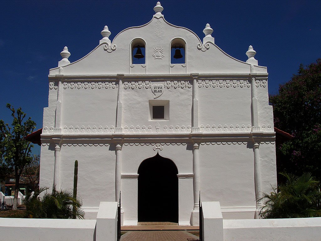 Pfarrkirche in Nicoya, Costa Rica. Westfassade. Gegrndet 1522, Kirchenbau von 1644, durch Erdbeben zerstrt 1822, Rekonstruiert 1831. Aufnahme kurz nach einer Renovation, 06. Mrz 2006, 13:29