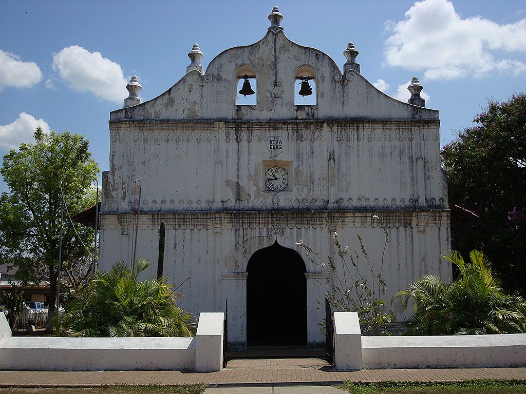 Pfarrkirche in Nicoya, Guanacaste, Costa Rica. Rekonstruiert 1831 im Stil des spanischen Barocks. Aufnahme 2 Jahre nach der letzten Renovation, 04. Mrz 2008, 10:32