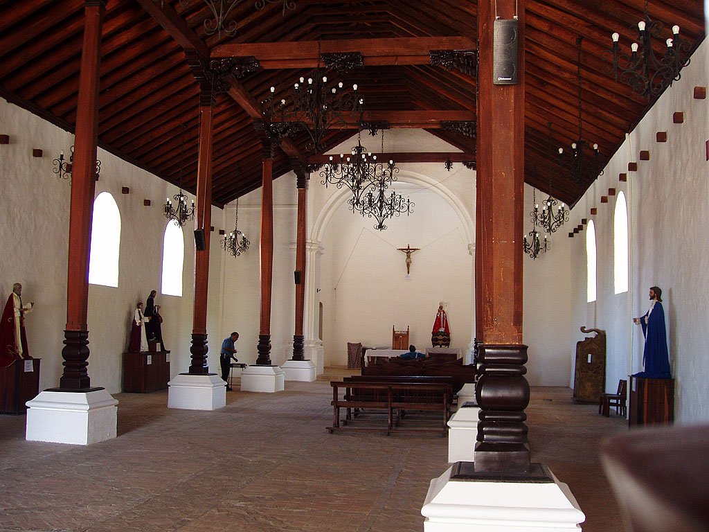 Pfarrkirche in Nicoya, Guanacaste, Costa Rica. Gegrndet 1522, Kirchenbau von 1644, durch Erdbeben zerstrt 1822, Rekonstruiert 1831. Innenaufnahme vom 06. Mrz 2006, 13:27