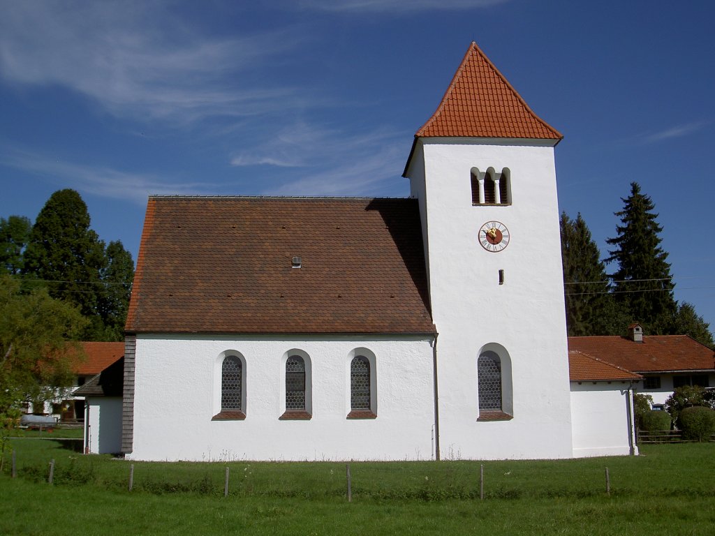 Pfarrkirche St. Jakobus von Erbenschwang, Romanische Chorturmkirche, erbaut frhes 13. Jahrhundert, Chor erneuert 1737 (03.10.2012)