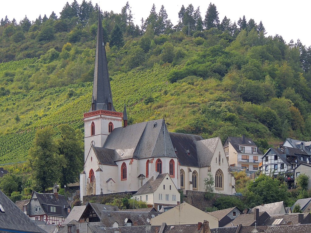 Pfarrkirche St. Maximinus befindet sich ber den Dchern von Klotten; 120822