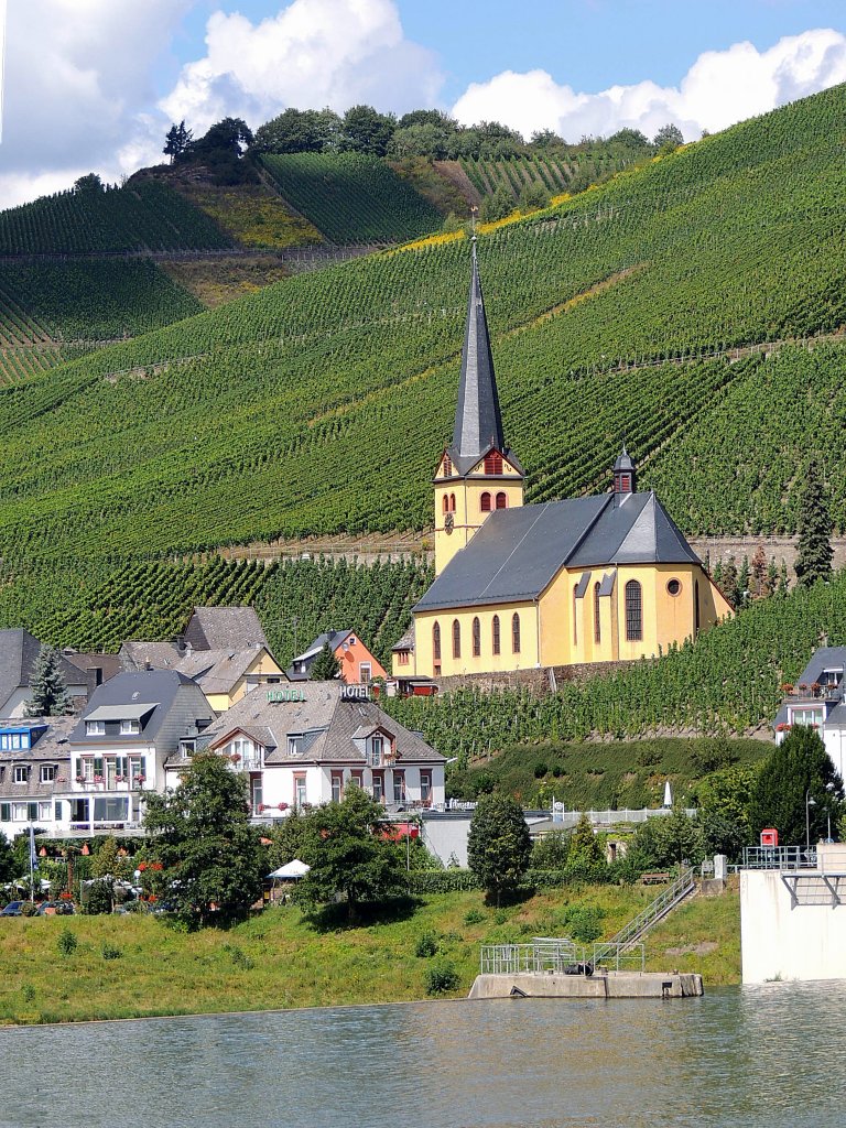 Pfarrkirche St. Stephanus Zeltingen erhielt 1720 die heutige Gestalt, wurde 1803 eigene Pfarrkirche, und am 1.Sept. 2006 wegen Einsturzgefahr geschlossen; 120827