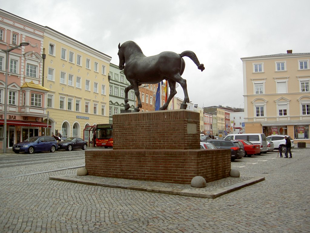 Pfarrkirchen, Denkmal fr das Rottaler Ross, Bronzeguss auf Klinkersockel, 1965 erstellt durch Hans Wimmer (02.02.2013)