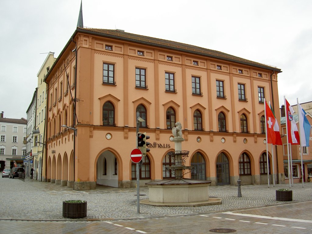 Pfarrkirchen, neues Rathaus am Stadtplatz, erbaut von 1864 bis 1865, dreigeschossiger Eckbau mit hohem Laubengang (02.02.2013)