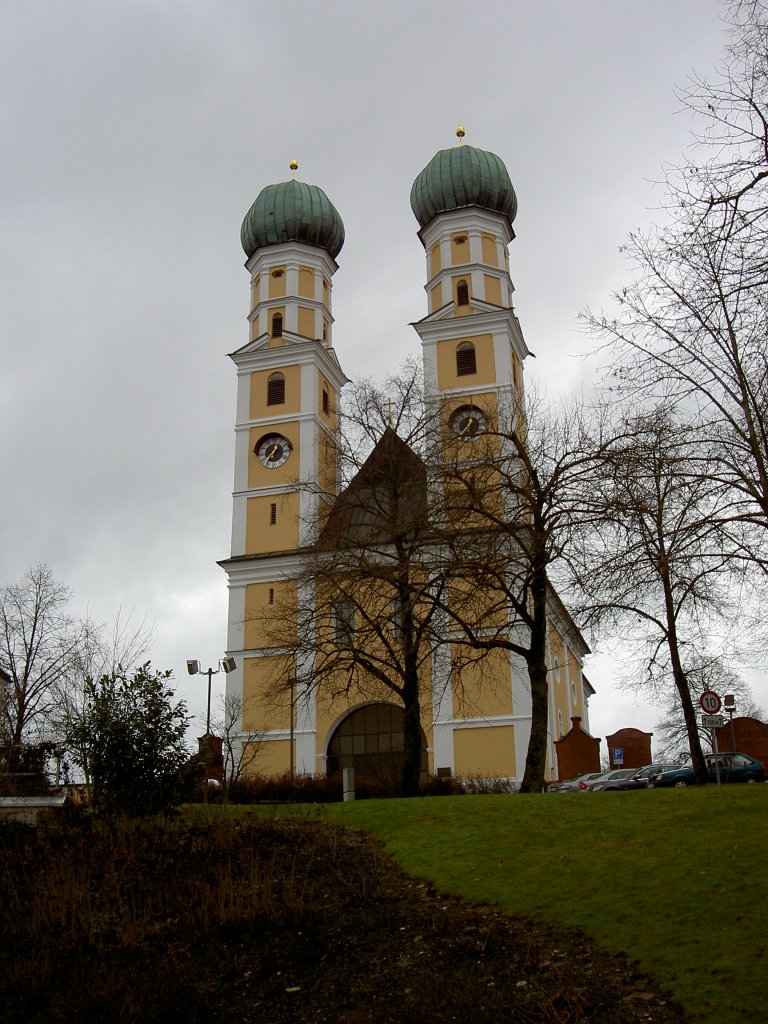 Pfarrkirchen, Wallfahrtskirche Gartlberg, Barockbau mit Doppelturmfassade und Hl. Grab Kapelle, erbaut von 1669 bis 1685 durch Domenico Zuccali (02.02.2013)