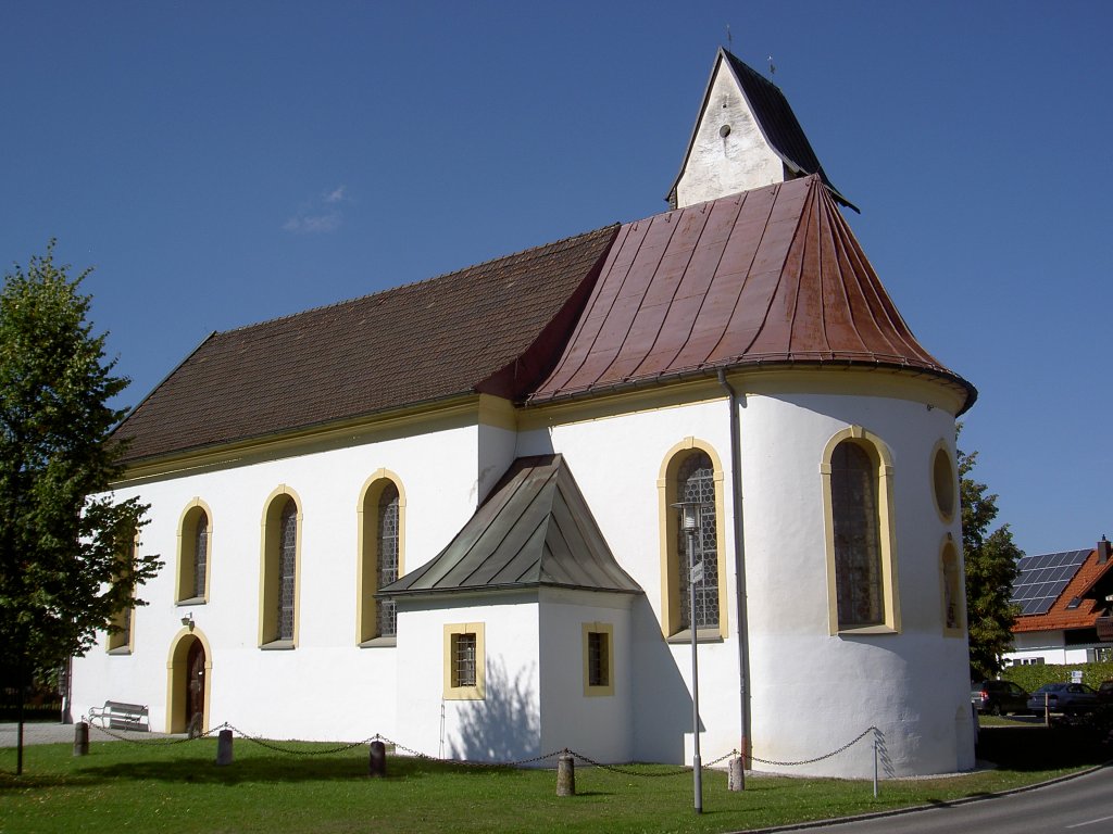 Pfronten, St. Leonhard Kirche im Ortsteil Heitlern, erbaut um 1500 (04.10.2011)