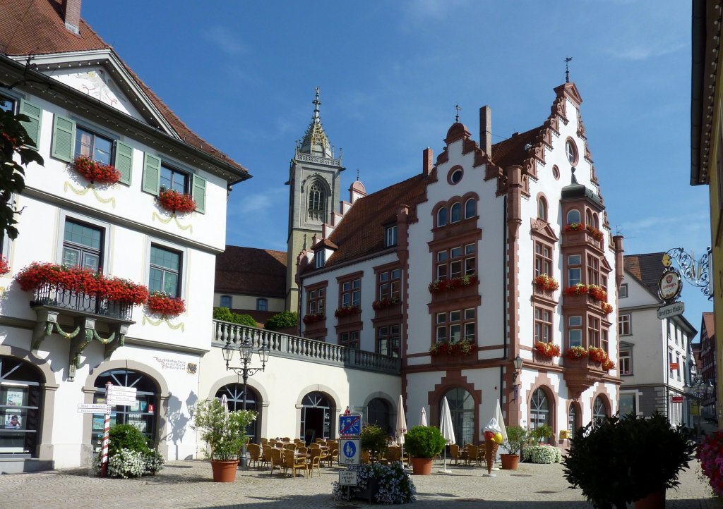 Pfullendorf, links das Rathaus, rechts der Rathausanbau, im Hintergrund die St.Jakob-Kirche, Aug.2012
