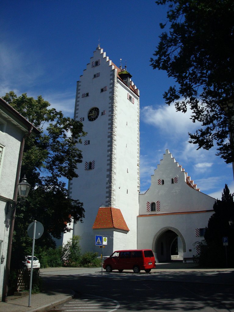 Pfullendorf in Oberschwaben,
das  Obere Tor  von 1505 und Wahrzeichen der Stadt,
der 38m hohe Beobachtungsturm steht an der hchsten Stelle der Stadt,
wird als schnste Doppeltoranlage im Bodenseegebiet bezeichnet, Blick stadtauswrts,
Aug.2010